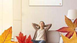 Frau auf Sofa vor easyTherm® Infrarotheizung space Frau auf Sofa genießt Wärme der easyTherm® Infrarotheizung space
