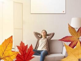 Frau auf Sofa vor easyTherm® Infrarotheizung space Frau auf Sofa genießt Wärme der easyTherm® Infrarotheizung space